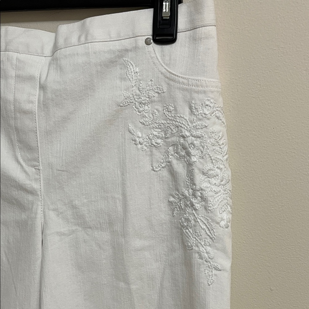 Alfred Dunner Blue Bayou White Capris with Embroidered Detail Elastic Waist 14P - Picture 5 of 14